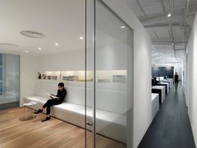 现代屏风玻璃隔断办公室效果图