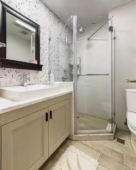 小户型现代美式卫生间淋浴房装修效果图