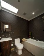 家庭卫生间白色浴缸装修效果图片2023