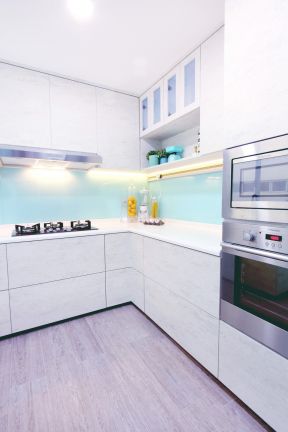 65平小户型装修厨房白色橱柜装修效果图片