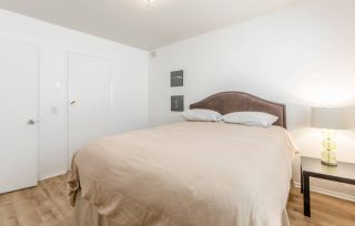 现代简约卧室白色墙面装修效果图片