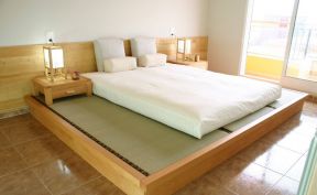  日式卧室地台床装修效果图