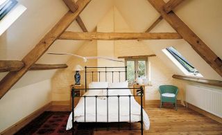 顶层斜顶阁楼美式乡村卧室装修效果图