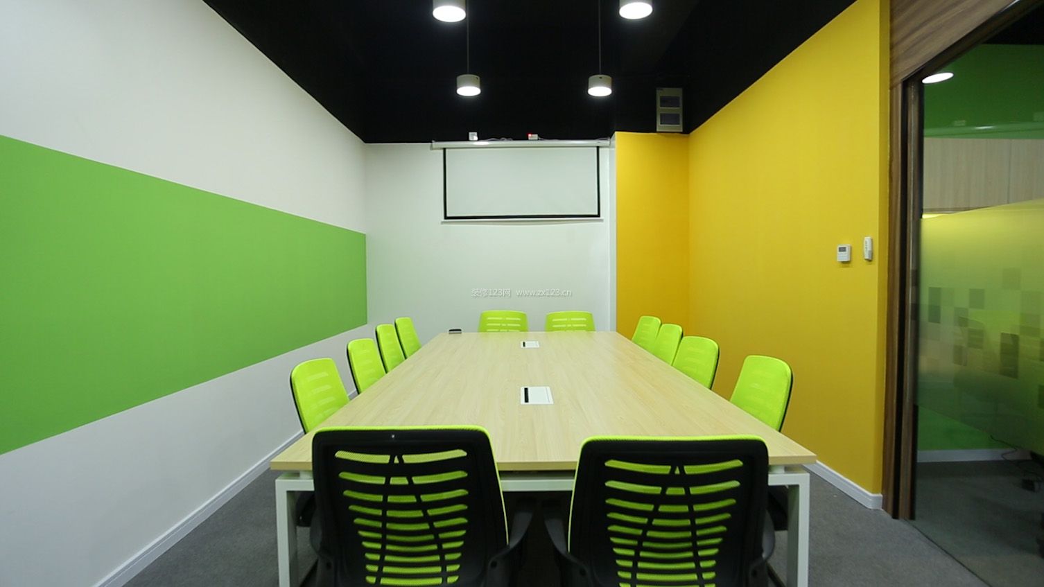 现代风格小型会议室背景墙效果图片