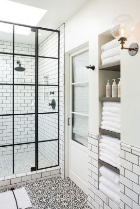 浴室门装修效果图 白色简约装修效果图