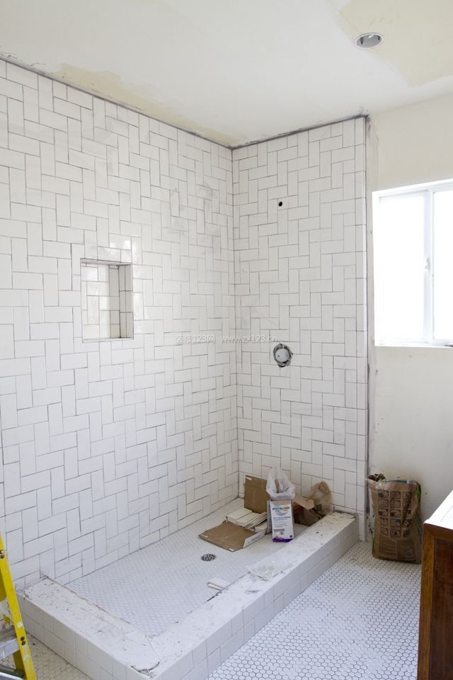 现代卫生间白色瓷砖装修设计图