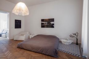 经典单身公寓设计 地台床装修效果图