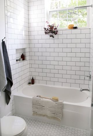浴室白色瓷砖装修效果图片