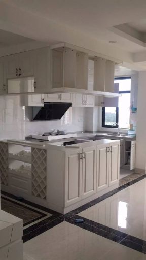 家庭厨房白色整体橱柜装修效果图片