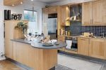 北欧原木风格家庭厨房整体橱柜装修实景图
