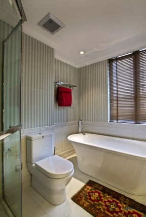 美式家居风格带浴缸的卫生间装修效果图