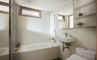 小户型复式样板房卫生间浴缸装修 