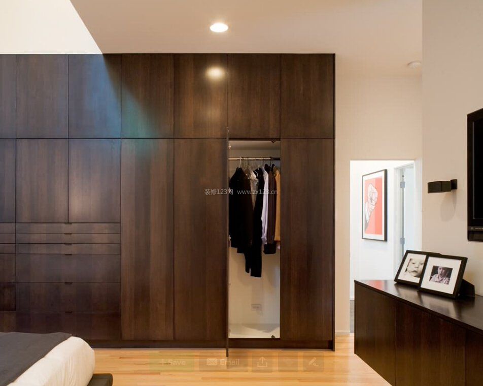 现代风格卧室设计衣柜内部格局图片 