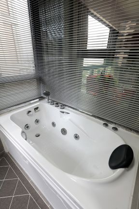 带浴缸的卫生间百叶窗帘装修效果图片