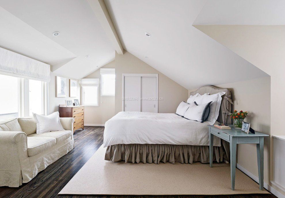 现代风格斜顶卧室装修效果图大全