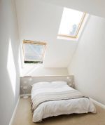 现代小卧室斜顶装修效果图大全