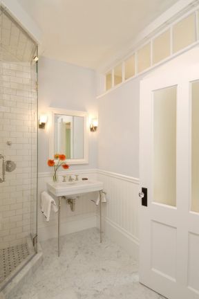 浴室高档磨砂玻璃门装修效果图片