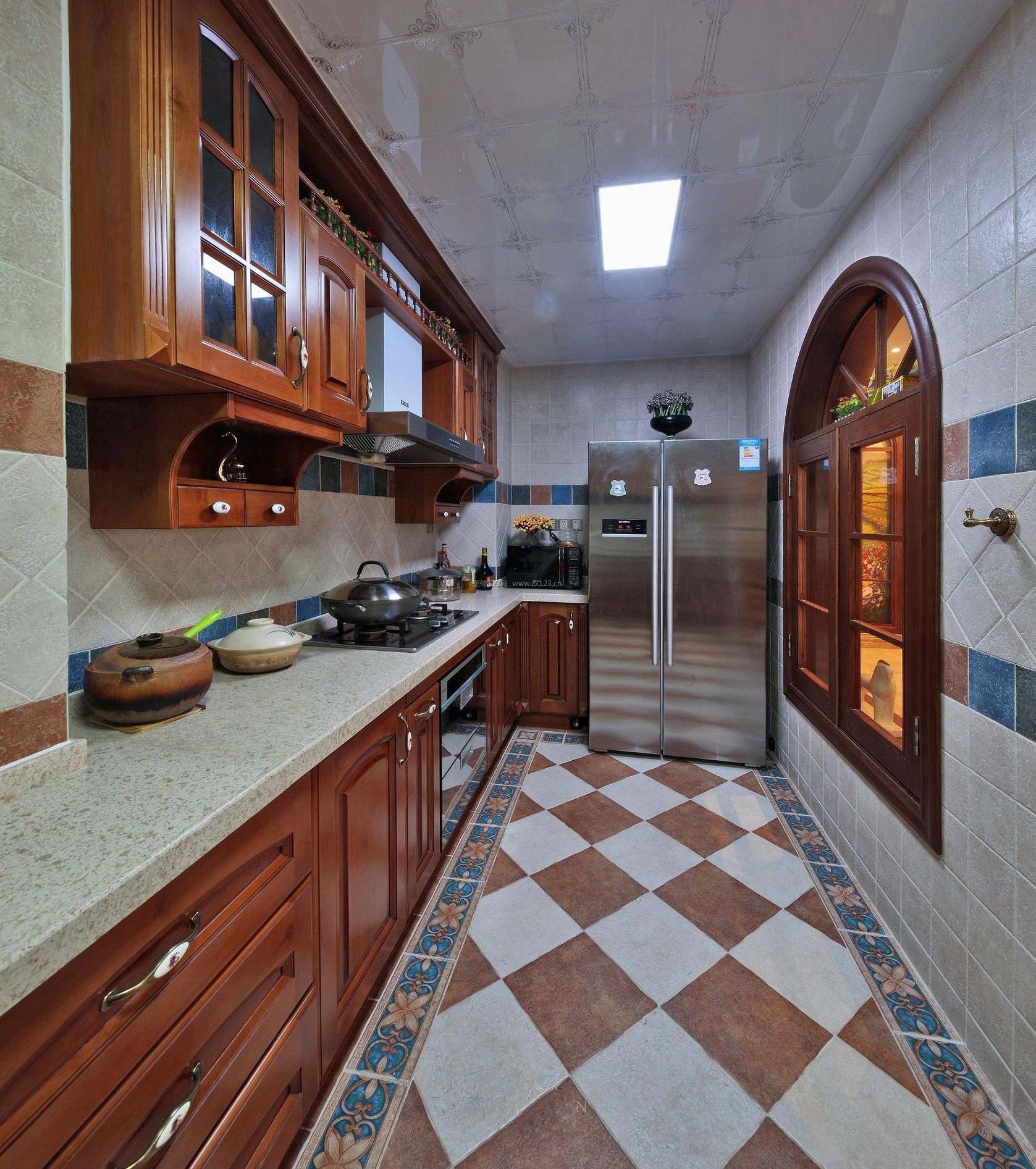 经典美式厨房整体橱柜装修效果图