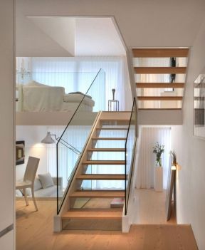 小空间阁楼楼梯设计 复式楼梯玻璃扶手效果图