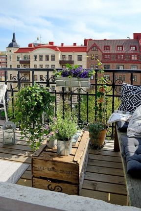 高层阳台花园装修效果图 木箱茶几装修效果图片