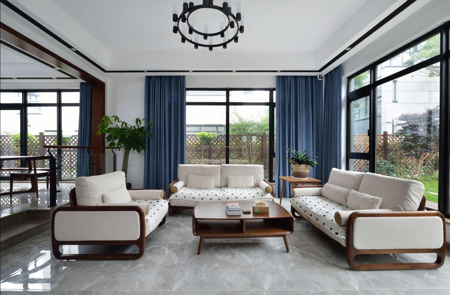 新中式别墅客厅蓝色窗帘装修效果图片