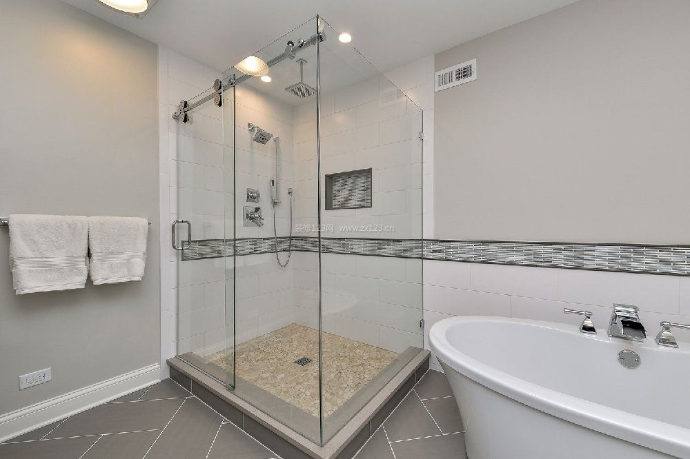 正方形的小卫生间淋浴房装修效果图片