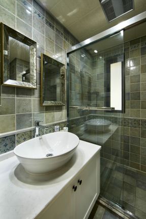 美式卫生间浴室玻璃隔断效果图片