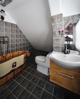 阁楼欧式卫生间洗脸台设计效果图片