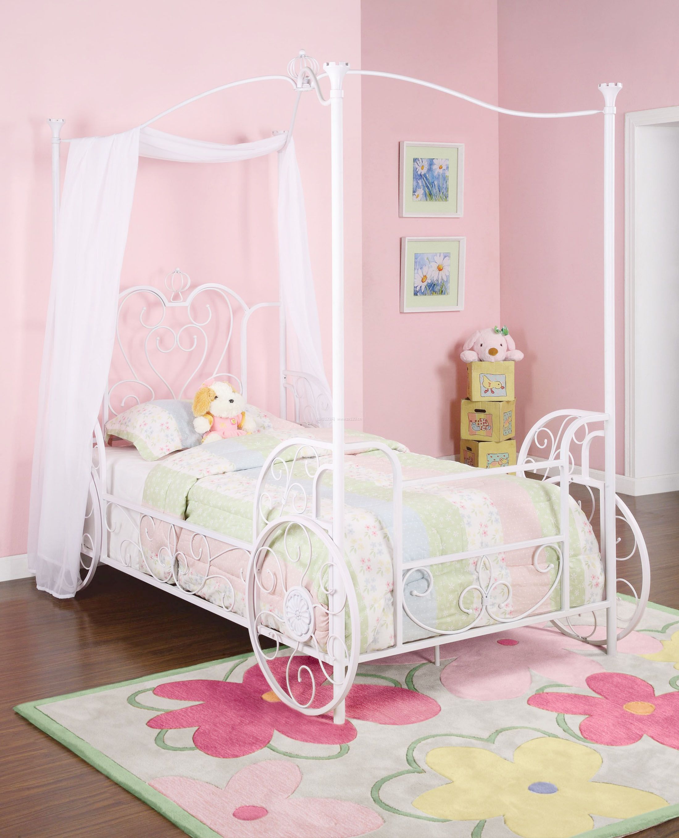 女生粉色房间卧室床的装修图