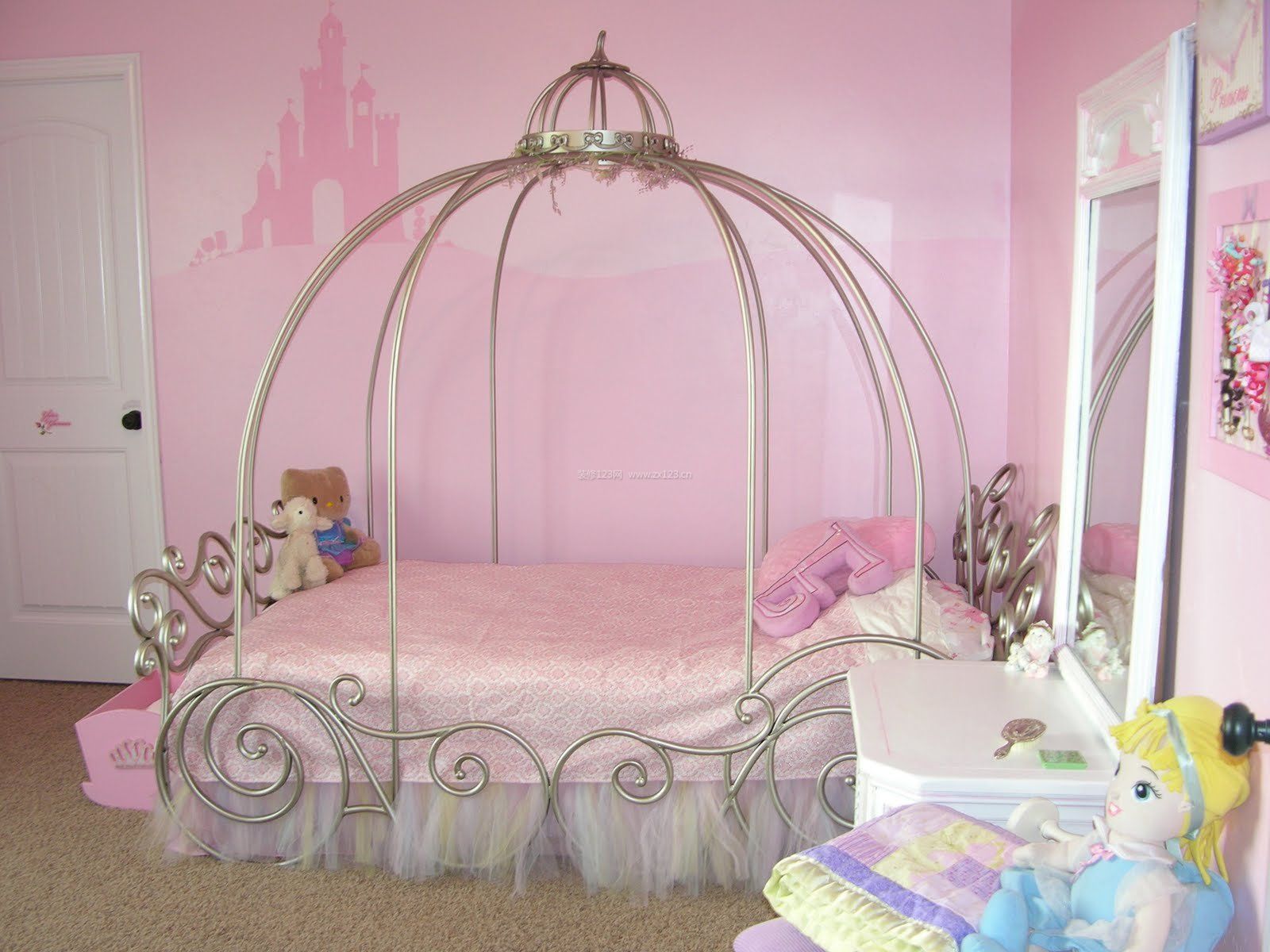 女生粉色房间卧室床造型装修效果