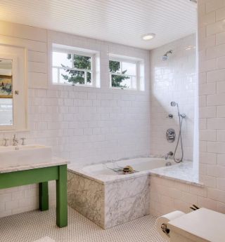 白色现代简约卫生间瓷砖装修图