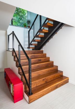 现代风格小公寓实木楼梯图片