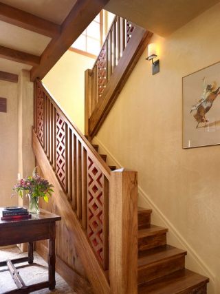 美式风格实木楼梯扶手设计图片