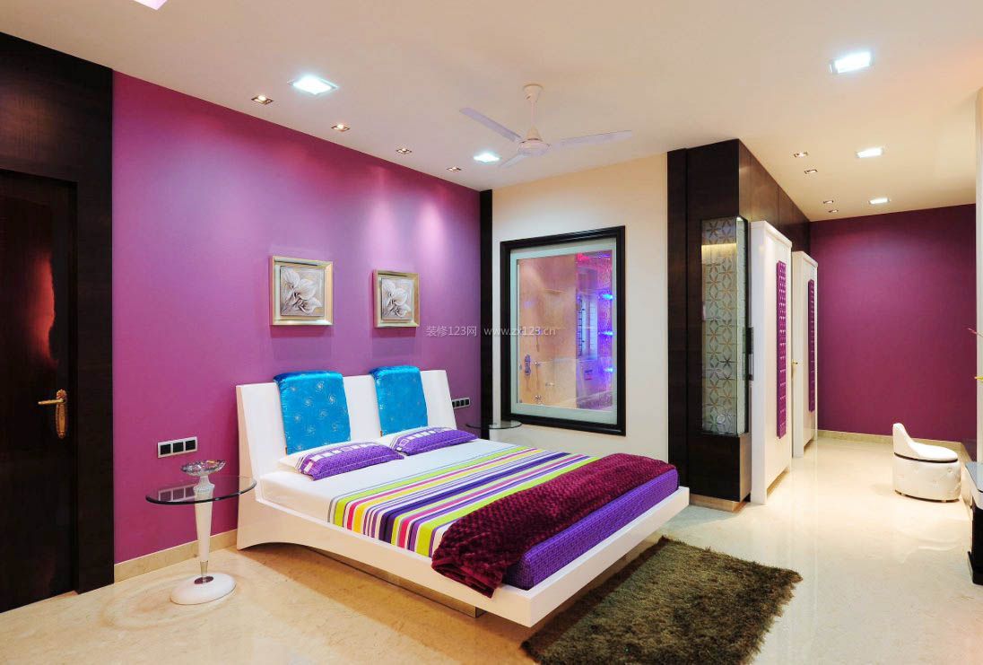 浅紫色房间床头壁纸装修设计图