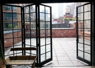 简约阳台黑框玻璃门设计2023