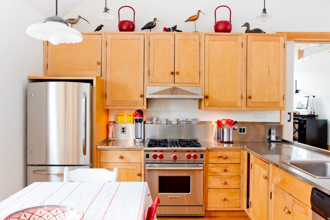 实木厨房橱柜不锈钢台面效果图