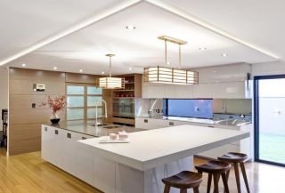 白色厨房橱柜不锈钢台面效果图