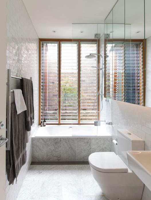 2023单身汉公寓卫生间浴缸装修图