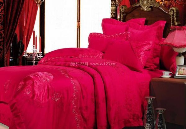 卧室红色床单