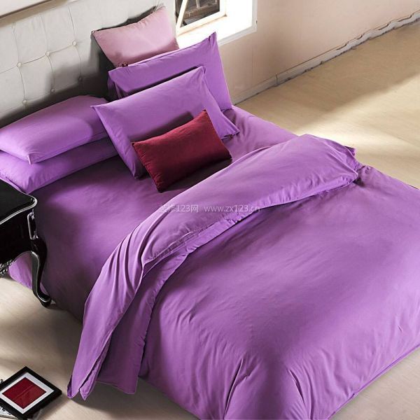 卧室紫色床单
