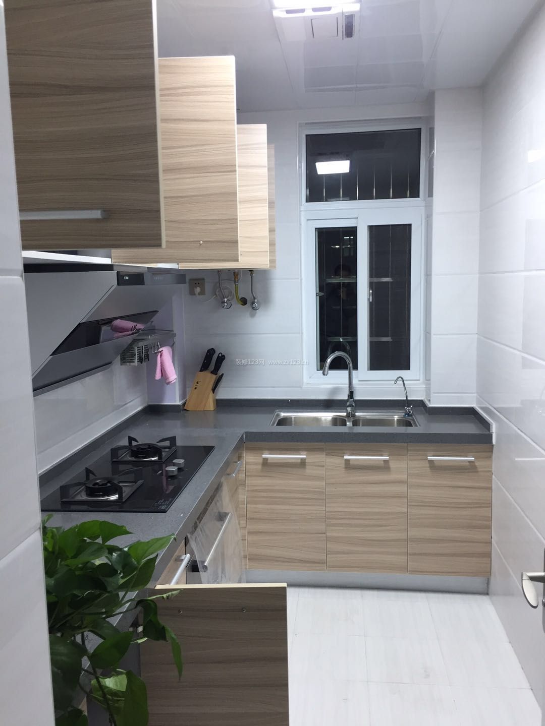 2017现代北欧简约小户型厨房灶台设计装修效果图