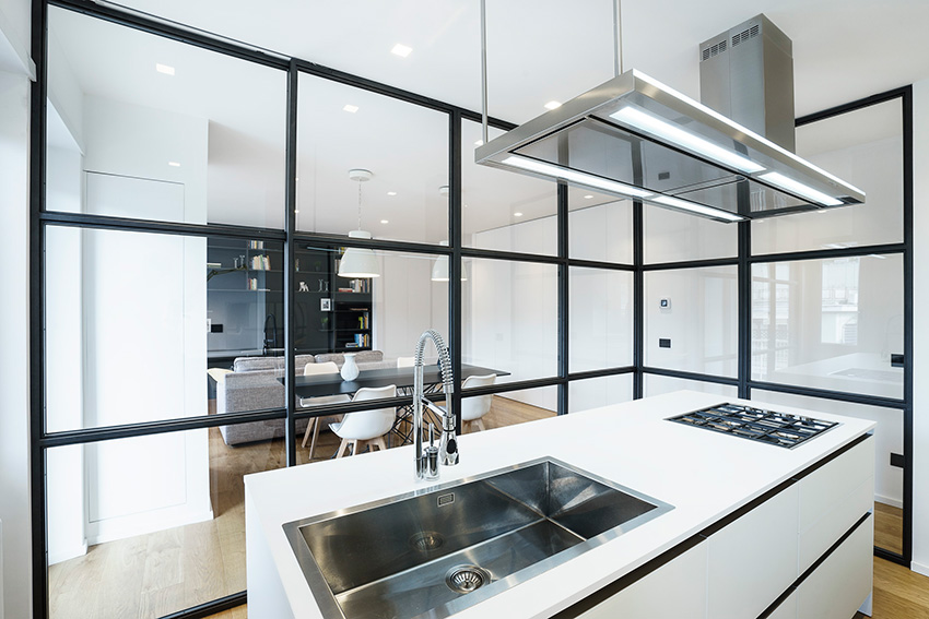 小户型开放式厨房玻璃隔断墙装修效果图2017