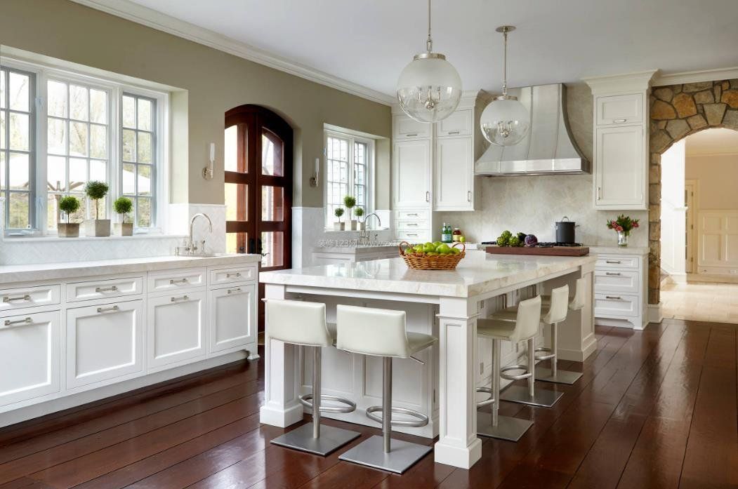 2023白色欧式大厨房实木地板装修图片
