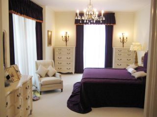父母卧室紫色窗帘装修图
