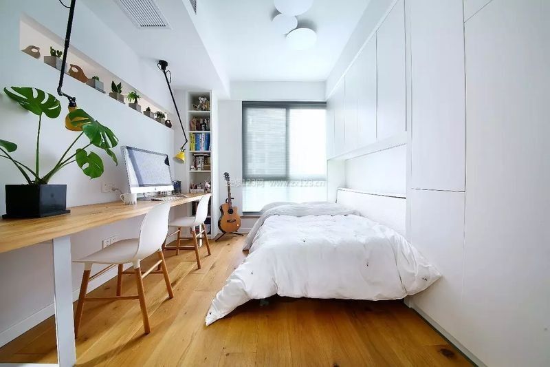 2023年二房一厅样版房卧室木地板图片