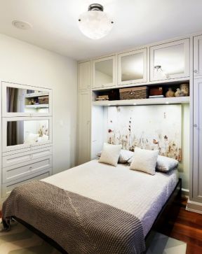 现代简约卧室内壁柜床设计图片