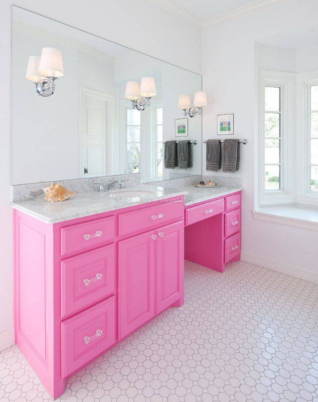 卫生间洗手台粉红色装修图