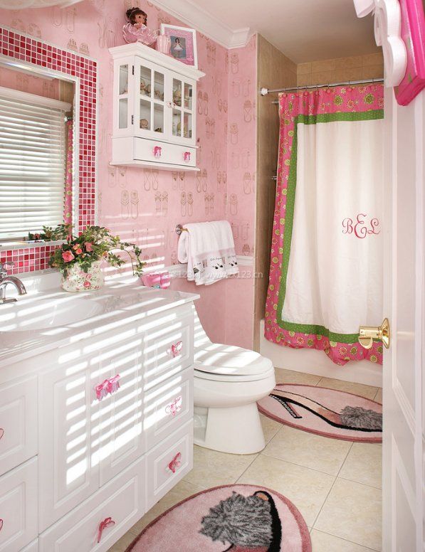 粉红色卫生间整体装修图