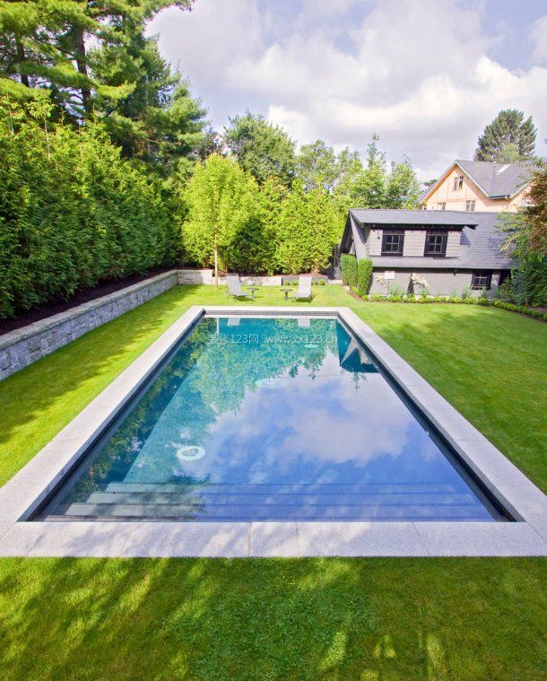 别墅庭院带泳池图片2023