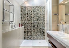现代小户型家庭浴室马赛克效果图